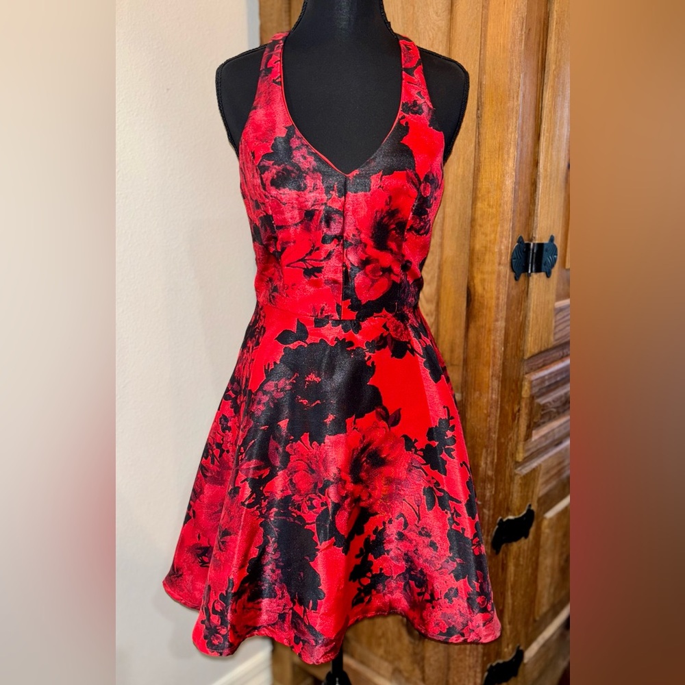 🎄🖤❤️City Studio Red/Black❤️🖤🎄Floral Fit & Flare Halter Dress w/ Bow Back Size 3